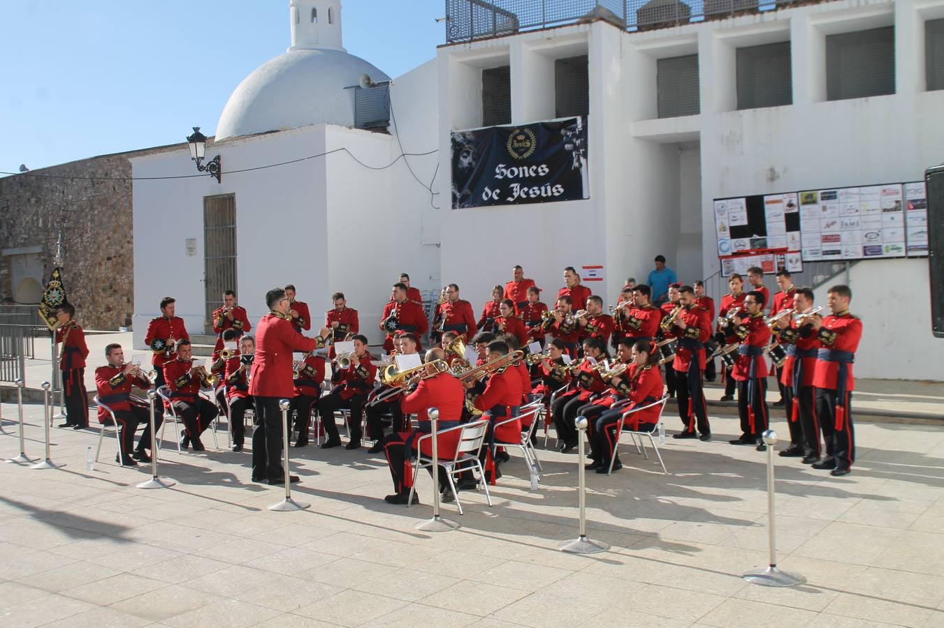 La fortaleza templaria de Jerez de los Caballeros acogió una nueeva edición del Certamen de Bandas Sones de Jesús, organizado por la Agrupación Musical Nuestro Padre Jesús Nazareno, con un carácter especial en este año 2019 en el que celebra el 30º aniversario de su creación.Hubo palabras de agradecimiento y aplausos para todas las bandas participantes:La Agrupación Musical Santa Ana, de Valle de Santa Ana; la Agrupación Musical 'Maestro Sousa' de la OJE de Jerez de los Caballeros, la Banda de Cornetas y Tambores 'Nuestra Señora del Rosario, de esta misma ciudad; la Agrupación Musical de Oliva de Mérida; La Banda de Cornetas y Tambores 'Nuestro Padre Jesús Nazareno' de Zafra, la Banda de Cornetas y Tambores 'Estrella' de Los Santos de Maimona, la Banda de Cornetas y Tambores 'Virgen del Pilar' de Villafranca de los Barros, la Banda de Cornetas y Tambores 'Resucitado' de Badajoz y la propia Agrupación Musical Nuestro Padre Jesús Nazareno de Jerez de los Caballeros, anfitriona de esta cita. Y también para colaboradores: empresas, Ayuntamiento, La Trouppe. Pese al calor de la jornada, el público disfrutó de este evento que tuvo como protagonista a los sonidos de la Semana Santa y tuvo además un fin benéfico.
