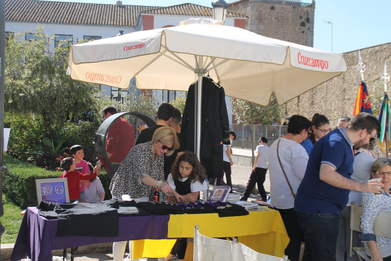 La fortaleza templaria de Jerez de los Caballeros acogió una nueeva edición del Certamen de Bandas Sones de Jesús, organizado por la Agrupación Musical Nuestro Padre Jesús Nazareno, con un carácter especial en este año 2019 en el que celebra el 30º aniversario de su creación.Hubo palabras de agradecimiento y aplausos para todas las bandas participantes:La Agrupación Musical Santa Ana, de Valle de Santa Ana; la Agrupación Musical 'Maestro Sousa' de la OJE de Jerez de los Caballeros, la Banda de Cornetas y Tambores 'Nuestra Señora del Rosario, de esta misma ciudad; la Agrupación Musical de Oliva de Mérida; La Banda de Cornetas y Tambores 'Nuestro Padre Jesús Nazareno' de Zafra, la Banda de Cornetas y Tambores 'Estrella' de Los Santos de Maimona, la Banda de Cornetas y Tambores 'Virgen del Pilar' de Villafranca de los Barros, la Banda de Cornetas y Tambores 'Resucitado' de Badajoz y la propia Agrupación Musical Nuestro Padre Jesús Nazareno de Jerez de los Caballeros, anfitriona de esta cita. Y también para colaboradores: empresas, Ayuntamiento, La Trouppe. Pese al calor de la jornada, el público disfrutó de este evento que tuvo como protagonista a los sonidos de la Semana Santa y tuvo además un fin benéfico.