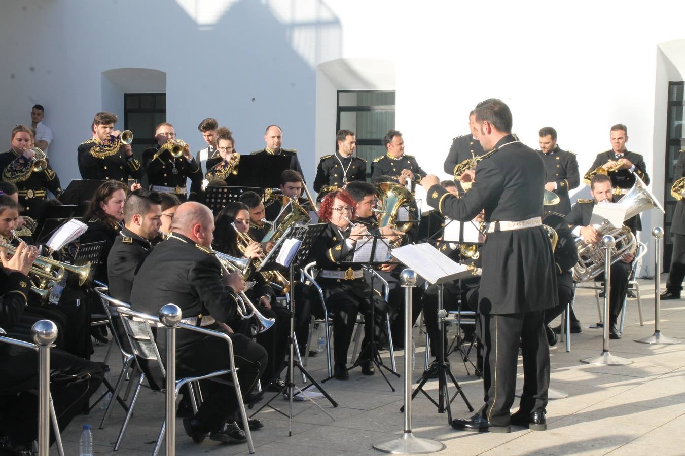 La fortaleza templaria de Jerez de los Caballeros acogió una nueeva edición del Certamen de Bandas Sones de Jesús, organizado por la Agrupación Musical Nuestro Padre Jesús Nazareno, con un carácter especial en este año 2019 en el que celebra el 30º aniversario de su creación.Hubo palabras de agradecimiento y aplausos para todas las bandas participantes:La Agrupación Musical Santa Ana, de Valle de Santa Ana; la Agrupación Musical 'Maestro Sousa' de la OJE de Jerez de los Caballeros, la Banda de Cornetas y Tambores 'Nuestra Señora del Rosario, de esta misma ciudad; la Agrupación Musical de Oliva de Mérida; La Banda de Cornetas y Tambores 'Nuestro Padre Jesús Nazareno' de Zafra, la Banda de Cornetas y Tambores 'Estrella' de Los Santos de Maimona, la Banda de Cornetas y Tambores 'Virgen del Pilar' de Villafranca de los Barros, la Banda de Cornetas y Tambores 'Resucitado' de Badajoz y la propia Agrupación Musical Nuestro Padre Jesús Nazareno de Jerez de los Caballeros, anfitriona de esta cita. Y también para colaboradores: empresas, Ayuntamiento, La Trouppe. Pese al calor de la jornada, el público disfrutó de este evento que tuvo como protagonista a los sonidos de la Semana Santa y tuvo además un fin benéfico.