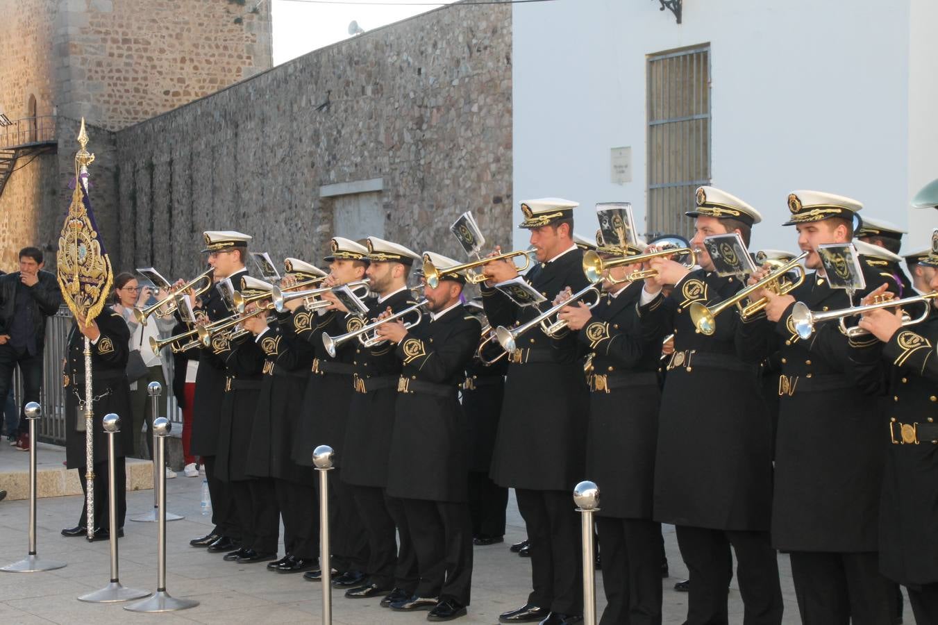 La fortaleza templaria de Jerez de los Caballeros acogió una nueeva edición del Certamen de Bandas Sones de Jesús, organizado por la Agrupación Musical Nuestro Padre Jesús Nazareno, con un carácter especial en este año 2019 en el que celebra el 30º aniversario de su creación.Hubo palabras de agradecimiento y aplausos para todas las bandas participantes:La Agrupación Musical Santa Ana, de Valle de Santa Ana; la Agrupación Musical 'Maestro Sousa' de la OJE de Jerez de los Caballeros, la Banda de Cornetas y Tambores 'Nuestra Señora del Rosario, de esta misma ciudad; la Agrupación Musical de Oliva de Mérida; La Banda de Cornetas y Tambores 'Nuestro Padre Jesús Nazareno' de Zafra, la Banda de Cornetas y Tambores 'Estrella' de Los Santos de Maimona, la Banda de Cornetas y Tambores 'Virgen del Pilar' de Villafranca de los Barros, la Banda de Cornetas y Tambores 'Resucitado' de Badajoz y la propia Agrupación Musical Nuestro Padre Jesús Nazareno de Jerez de los Caballeros, anfitriona de esta cita. Y también para colaboradores: empresas, Ayuntamiento, La Trouppe. Pese al calor de la jornada, el público disfrutó de este evento que tuvo como protagonista a los sonidos de la Semana Santa y tuvo además un fin benéfico.