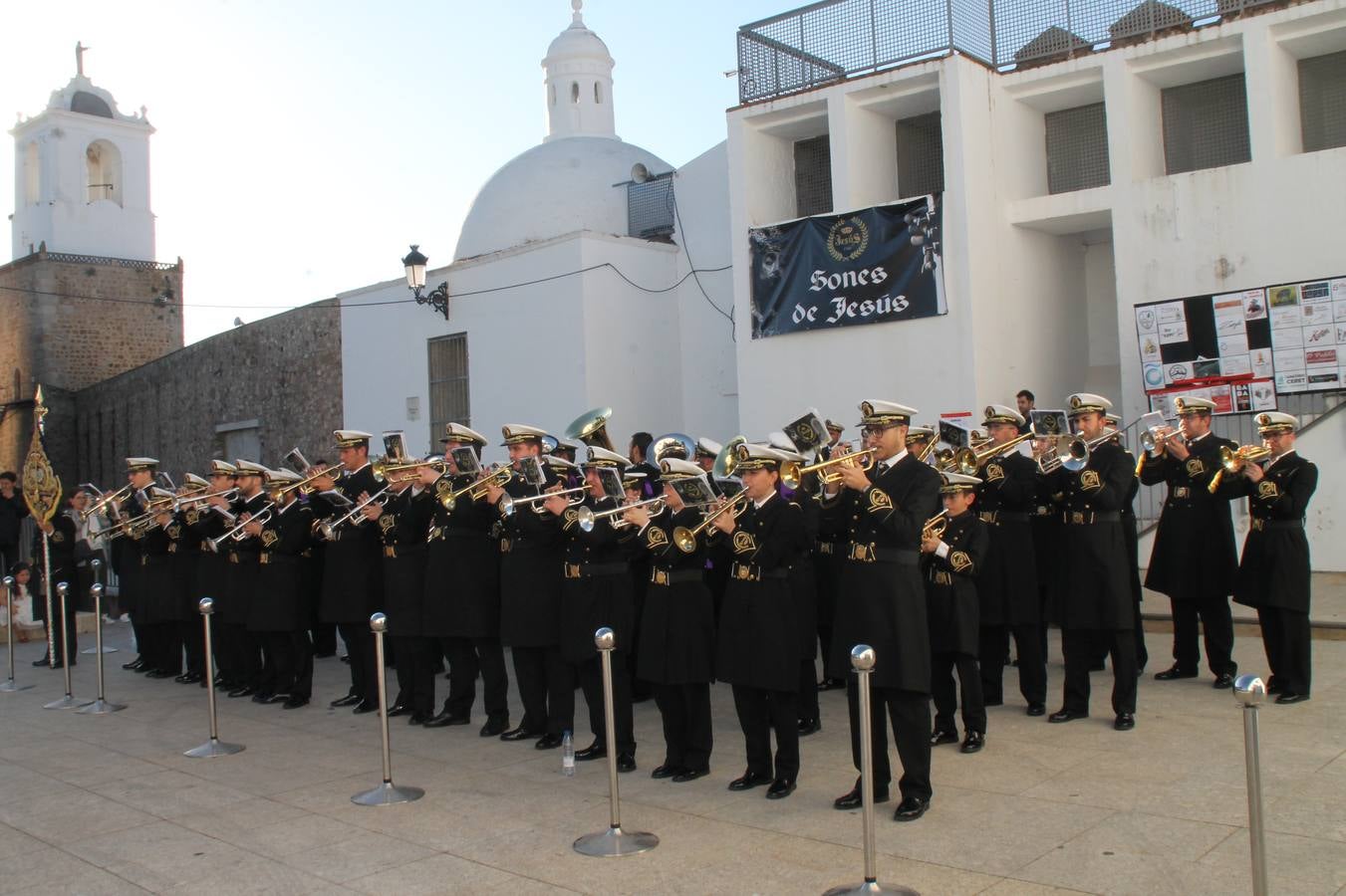 La fortaleza templaria de Jerez de los Caballeros acogió una nueeva edición del Certamen de Bandas Sones de Jesús, organizado por la Agrupación Musical Nuestro Padre Jesús Nazareno, con un carácter especial en este año 2019 en el que celebra el 30º aniversario de su creación.Hubo palabras de agradecimiento y aplausos para todas las bandas participantes:La Agrupación Musical Santa Ana, de Valle de Santa Ana; la Agrupación Musical 'Maestro Sousa' de la OJE de Jerez de los Caballeros, la Banda de Cornetas y Tambores 'Nuestra Señora del Rosario, de esta misma ciudad; la Agrupación Musical de Oliva de Mérida; La Banda de Cornetas y Tambores 'Nuestro Padre Jesús Nazareno' de Zafra, la Banda de Cornetas y Tambores 'Estrella' de Los Santos de Maimona, la Banda de Cornetas y Tambores 'Virgen del Pilar' de Villafranca de los Barros, la Banda de Cornetas y Tambores 'Resucitado' de Badajoz y la propia Agrupación Musical Nuestro Padre Jesús Nazareno de Jerez de los Caballeros, anfitriona de esta cita. Y también para colaboradores: empresas, Ayuntamiento, La Trouppe. Pese al calor de la jornada, el público disfrutó de este evento que tuvo como protagonista a los sonidos de la Semana Santa y tuvo además un fin benéfico.