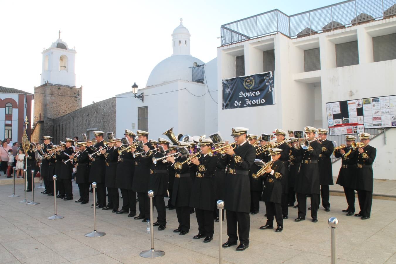La fortaleza templaria de Jerez de los Caballeros acogió una nueeva edición del Certamen de Bandas Sones de Jesús, organizado por la Agrupación Musical Nuestro Padre Jesús Nazareno, con un carácter especial en este año 2019 en el que celebra el 30º aniversario de su creación.Hubo palabras de agradecimiento y aplausos para todas las bandas participantes:La Agrupación Musical Santa Ana, de Valle de Santa Ana; la Agrupación Musical 'Maestro Sousa' de la OJE de Jerez de los Caballeros, la Banda de Cornetas y Tambores 'Nuestra Señora del Rosario, de esta misma ciudad; la Agrupación Musical de Oliva de Mérida; La Banda de Cornetas y Tambores 'Nuestro Padre Jesús Nazareno' de Zafra, la Banda de Cornetas y Tambores 'Estrella' de Los Santos de Maimona, la Banda de Cornetas y Tambores 'Virgen del Pilar' de Villafranca de los Barros, la Banda de Cornetas y Tambores 'Resucitado' de Badajoz y la propia Agrupación Musical Nuestro Padre Jesús Nazareno de Jerez de los Caballeros, anfitriona de esta cita. Y también para colaboradores: empresas, Ayuntamiento, La Trouppe. Pese al calor de la jornada, el público disfrutó de este evento que tuvo como protagonista a los sonidos de la Semana Santa y tuvo además un fin benéfico.