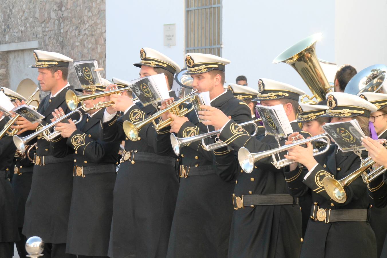 La fortaleza templaria de Jerez de los Caballeros acogió una nueeva edición del Certamen de Bandas Sones de Jesús, organizado por la Agrupación Musical Nuestro Padre Jesús Nazareno, con un carácter especial en este año 2019 en el que celebra el 30º aniversario de su creación.Hubo palabras de agradecimiento y aplausos para todas las bandas participantes:La Agrupación Musical Santa Ana, de Valle de Santa Ana; la Agrupación Musical 'Maestro Sousa' de la OJE de Jerez de los Caballeros, la Banda de Cornetas y Tambores 'Nuestra Señora del Rosario, de esta misma ciudad; la Agrupación Musical de Oliva de Mérida; La Banda de Cornetas y Tambores 'Nuestro Padre Jesús Nazareno' de Zafra, la Banda de Cornetas y Tambores 'Estrella' de Los Santos de Maimona, la Banda de Cornetas y Tambores 'Virgen del Pilar' de Villafranca de los Barros, la Banda de Cornetas y Tambores 'Resucitado' de Badajoz y la propia Agrupación Musical Nuestro Padre Jesús Nazareno de Jerez de los Caballeros, anfitriona de esta cita. Y también para colaboradores: empresas, Ayuntamiento, La Trouppe. Pese al calor de la jornada, el público disfrutó de este evento que tuvo como protagonista a los sonidos de la Semana Santa y tuvo además un fin benéfico.