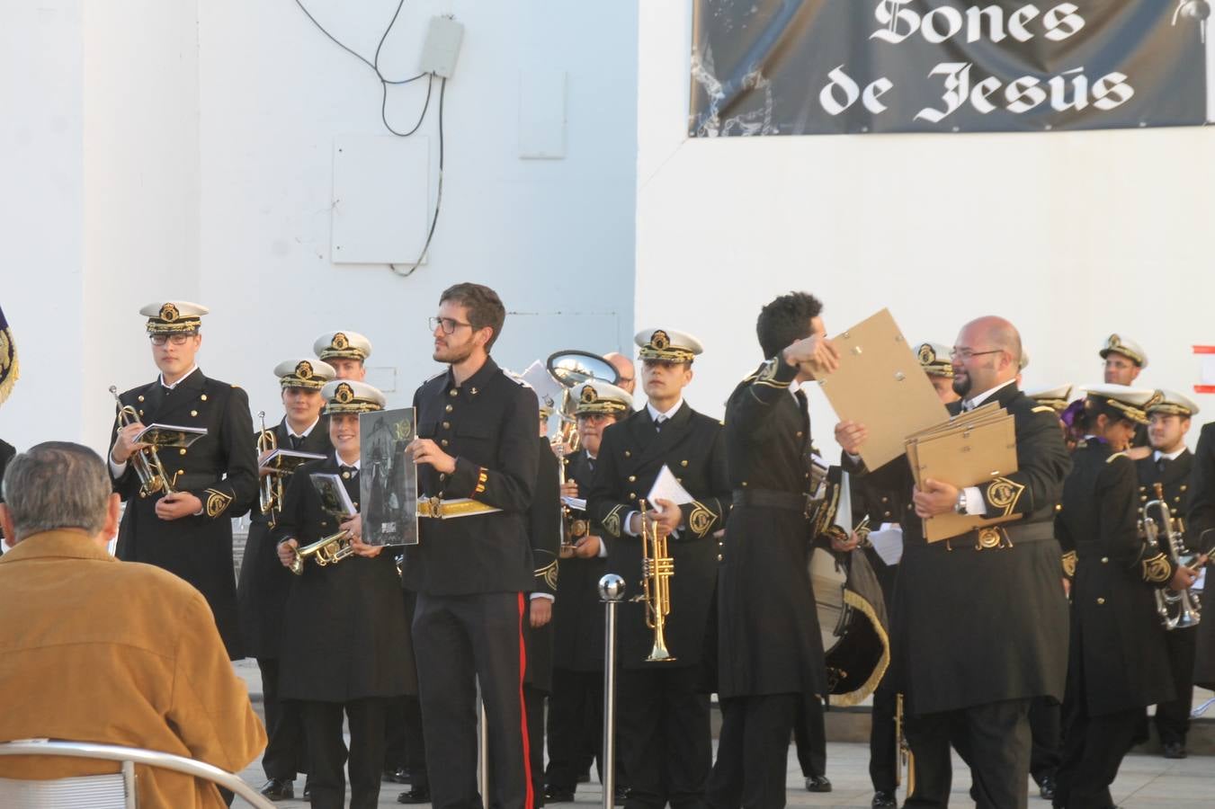La fortaleza templaria de Jerez de los Caballeros acogió una nueeva edición del Certamen de Bandas Sones de Jesús, organizado por la Agrupación Musical Nuestro Padre Jesús Nazareno, con un carácter especial en este año 2019 en el que celebra el 30º aniversario de su creación.Hubo palabras de agradecimiento y aplausos para todas las bandas participantes:La Agrupación Musical Santa Ana, de Valle de Santa Ana; la Agrupación Musical 'Maestro Sousa' de la OJE de Jerez de los Caballeros, la Banda de Cornetas y Tambores 'Nuestra Señora del Rosario, de esta misma ciudad; la Agrupación Musical de Oliva de Mérida; La Banda de Cornetas y Tambores 'Nuestro Padre Jesús Nazareno' de Zafra, la Banda de Cornetas y Tambores 'Estrella' de Los Santos de Maimona, la Banda de Cornetas y Tambores 'Virgen del Pilar' de Villafranca de los Barros, la Banda de Cornetas y Tambores 'Resucitado' de Badajoz y la propia Agrupación Musical Nuestro Padre Jesús Nazareno de Jerez de los Caballeros, anfitriona de esta cita. Y también para colaboradores: empresas, Ayuntamiento, La Trouppe. Pese al calor de la jornada, el público disfrutó de este evento que tuvo como protagonista a los sonidos de la Semana Santa y tuvo además un fin benéfico.