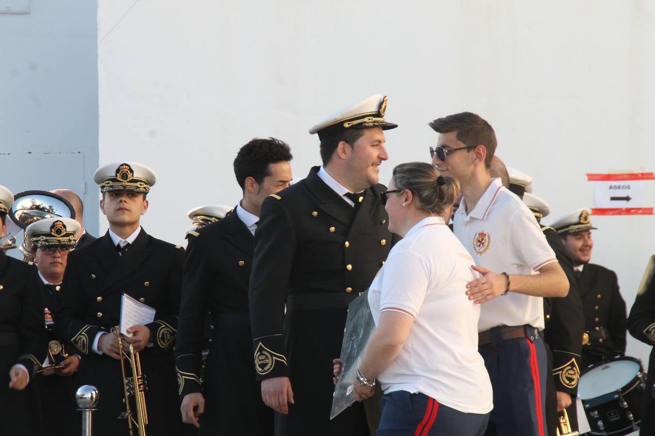 La fortaleza templaria de Jerez de los Caballeros acogió una nueeva edición del Certamen de Bandas Sones de Jesús, organizado por la Agrupación Musical Nuestro Padre Jesús Nazareno, con un carácter especial en este año 2019 en el que celebra el 30º aniversario de su creación.Hubo palabras de agradecimiento y aplausos para todas las bandas participantes:La Agrupación Musical Santa Ana, de Valle de Santa Ana; la Agrupación Musical 'Maestro Sousa' de la OJE de Jerez de los Caballeros, la Banda de Cornetas y Tambores 'Nuestra Señora del Rosario, de esta misma ciudad; la Agrupación Musical de Oliva de Mérida; La Banda de Cornetas y Tambores 'Nuestro Padre Jesús Nazareno' de Zafra, la Banda de Cornetas y Tambores 'Estrella' de Los Santos de Maimona, la Banda de Cornetas y Tambores 'Virgen del Pilar' de Villafranca de los Barros, la Banda de Cornetas y Tambores 'Resucitado' de Badajoz y la propia Agrupación Musical Nuestro Padre Jesús Nazareno de Jerez de los Caballeros, anfitriona de esta cita. Y también para colaboradores: empresas, Ayuntamiento, La Trouppe. Pese al calor de la jornada, el público disfrutó de este evento que tuvo como protagonista a los sonidos de la Semana Santa y tuvo además un fin benéfico.