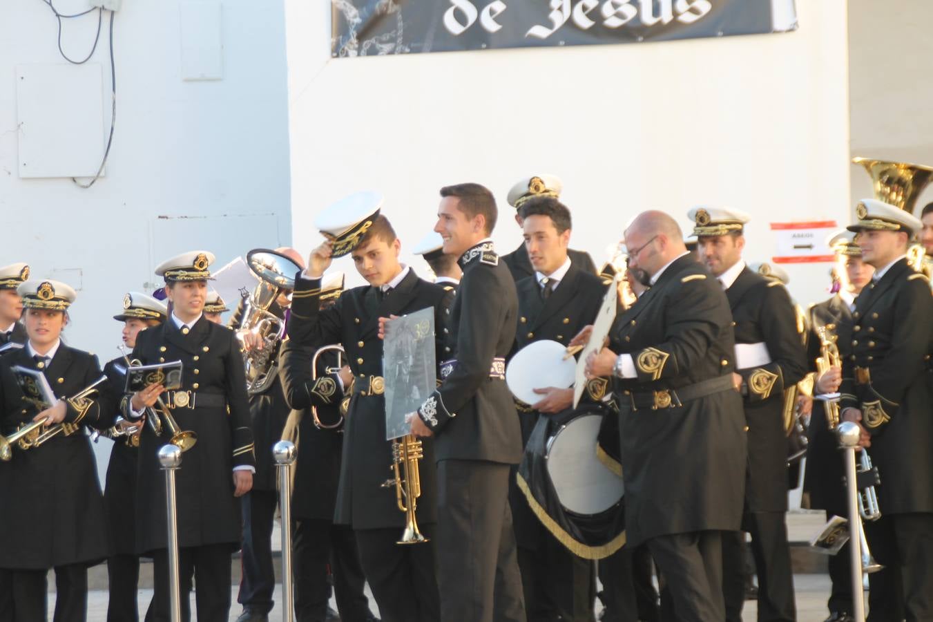 La fortaleza templaria de Jerez de los Caballeros acogió una nueeva edición del Certamen de Bandas Sones de Jesús, organizado por la Agrupación Musical Nuestro Padre Jesús Nazareno, con un carácter especial en este año 2019 en el que celebra el 30º aniversario de su creación.Hubo palabras de agradecimiento y aplausos para todas las bandas participantes:La Agrupación Musical Santa Ana, de Valle de Santa Ana; la Agrupación Musical 'Maestro Sousa' de la OJE de Jerez de los Caballeros, la Banda de Cornetas y Tambores 'Nuestra Señora del Rosario, de esta misma ciudad; la Agrupación Musical de Oliva de Mérida; La Banda de Cornetas y Tambores 'Nuestro Padre Jesús Nazareno' de Zafra, la Banda de Cornetas y Tambores 'Estrella' de Los Santos de Maimona, la Banda de Cornetas y Tambores 'Virgen del Pilar' de Villafranca de los Barros, la Banda de Cornetas y Tambores 'Resucitado' de Badajoz y la propia Agrupación Musical Nuestro Padre Jesús Nazareno de Jerez de los Caballeros, anfitriona de esta cita. Y también para colaboradores: empresas, Ayuntamiento, La Trouppe. Pese al calor de la jornada, el público disfrutó de este evento que tuvo como protagonista a los sonidos de la Semana Santa y tuvo además un fin benéfico.