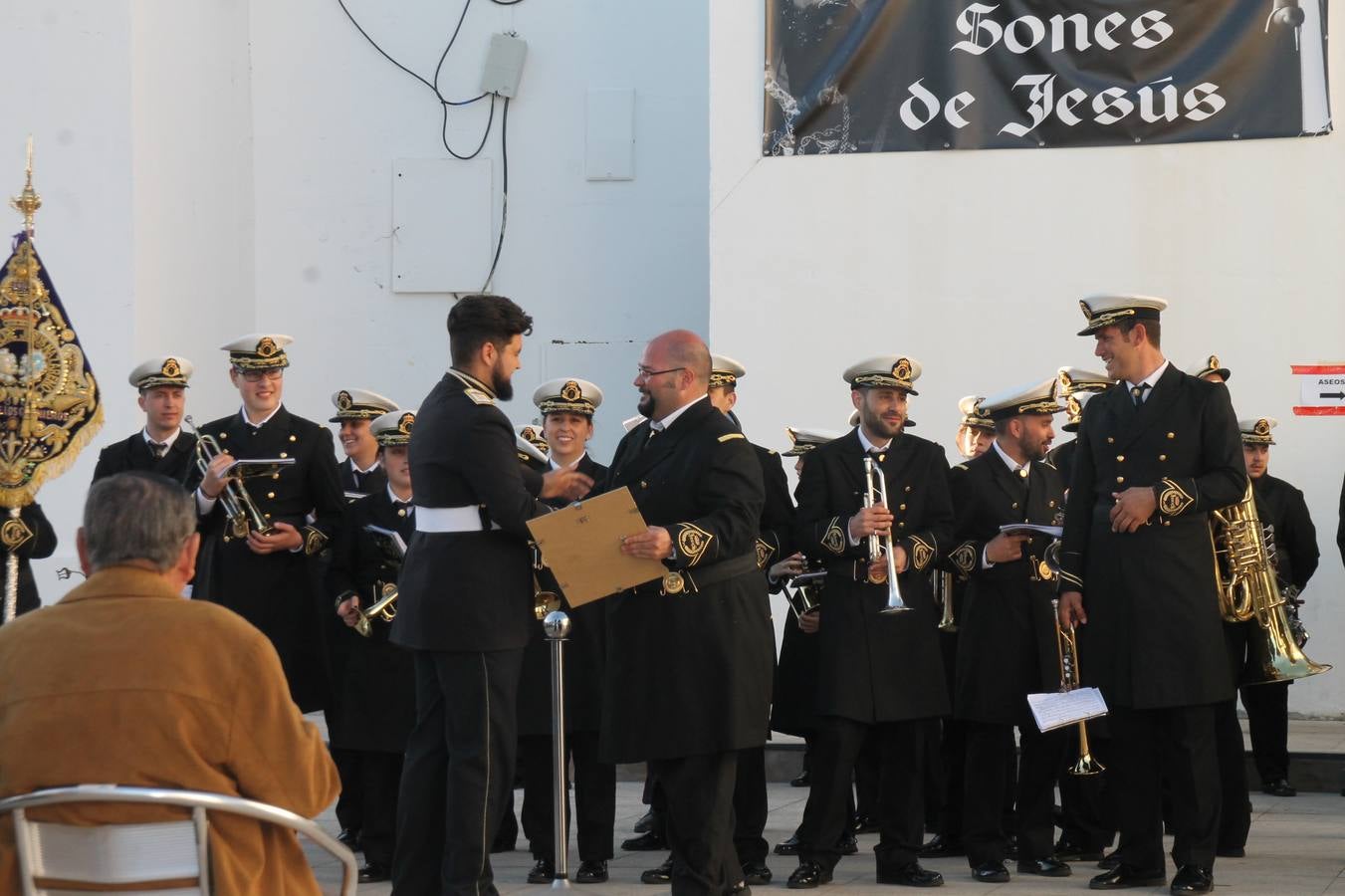 La fortaleza templaria de Jerez de los Caballeros acogió una nueeva edición del Certamen de Bandas Sones de Jesús, organizado por la Agrupación Musical Nuestro Padre Jesús Nazareno, con un carácter especial en este año 2019 en el que celebra el 30º aniversario de su creación.Hubo palabras de agradecimiento y aplausos para todas las bandas participantes:La Agrupación Musical Santa Ana, de Valle de Santa Ana; la Agrupación Musical 'Maestro Sousa' de la OJE de Jerez de los Caballeros, la Banda de Cornetas y Tambores 'Nuestra Señora del Rosario, de esta misma ciudad; la Agrupación Musical de Oliva de Mérida; La Banda de Cornetas y Tambores 'Nuestro Padre Jesús Nazareno' de Zafra, la Banda de Cornetas y Tambores 'Estrella' de Los Santos de Maimona, la Banda de Cornetas y Tambores 'Virgen del Pilar' de Villafranca de los Barros, la Banda de Cornetas y Tambores 'Resucitado' de Badajoz y la propia Agrupación Musical Nuestro Padre Jesús Nazareno de Jerez de los Caballeros, anfitriona de esta cita. Y también para colaboradores: empresas, Ayuntamiento, La Trouppe. Pese al calor de la jornada, el público disfrutó de este evento que tuvo como protagonista a los sonidos de la Semana Santa y tuvo además un fin benéfico.
