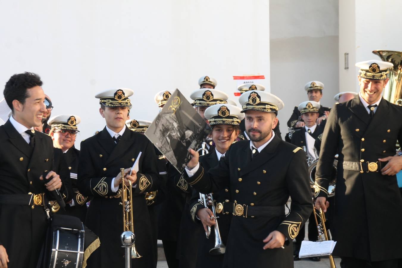 La fortaleza templaria de Jerez de los Caballeros acogió una nueeva edición del Certamen de Bandas Sones de Jesús, organizado por la Agrupación Musical Nuestro Padre Jesús Nazareno, con un carácter especial en este año 2019 en el que celebra el 30º aniversario de su creación.Hubo palabras de agradecimiento y aplausos para todas las bandas participantes:La Agrupación Musical Santa Ana, de Valle de Santa Ana; la Agrupación Musical 'Maestro Sousa' de la OJE de Jerez de los Caballeros, la Banda de Cornetas y Tambores 'Nuestra Señora del Rosario, de esta misma ciudad; la Agrupación Musical de Oliva de Mérida; La Banda de Cornetas y Tambores 'Nuestro Padre Jesús Nazareno' de Zafra, la Banda de Cornetas y Tambores 'Estrella' de Los Santos de Maimona, la Banda de Cornetas y Tambores 'Virgen del Pilar' de Villafranca de los Barros, la Banda de Cornetas y Tambores 'Resucitado' de Badajoz y la propia Agrupación Musical Nuestro Padre Jesús Nazareno de Jerez de los Caballeros, anfitriona de esta cita. Y también para colaboradores: empresas, Ayuntamiento, La Trouppe. Pese al calor de la jornada, el público disfrutó de este evento que tuvo como protagonista a los sonidos de la Semana Santa y tuvo además un fin benéfico.