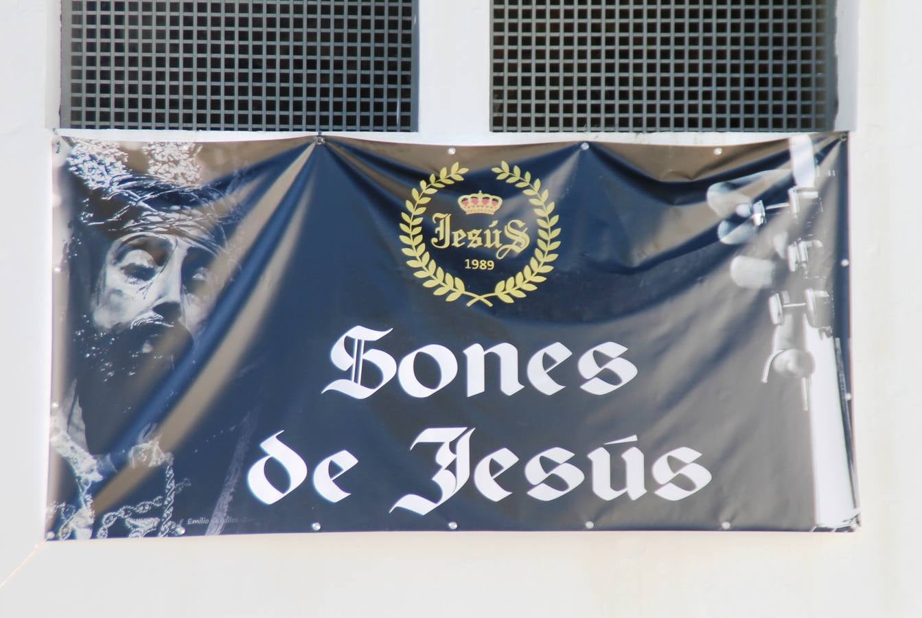 La fortaleza templaria de Jerez de los Caballeros acogió una nueeva edición del Certamen de Bandas Sones de Jesús, organizado por la Agrupación Musical Nuestro Padre Jesús Nazareno, con un carácter especial en este año 2019 en el que celebra el 30º aniversario de su creación.Hubo palabras de agradecimiento y aplausos para todas las bandas participantes:La Agrupación Musical Santa Ana, de Valle de Santa Ana; la Agrupación Musical 'Maestro Sousa' de la OJE de Jerez de los Caballeros, la Banda de Cornetas y Tambores 'Nuestra Señora del Rosario, de esta misma ciudad; la Agrupación Musical de Oliva de Mérida; La Banda de Cornetas y Tambores 'Nuestro Padre Jesús Nazareno' de Zafra, la Banda de Cornetas y Tambores 'Estrella' de Los Santos de Maimona, la Banda de Cornetas y Tambores 'Virgen del Pilar' de Villafranca de los Barros, la Banda de Cornetas y Tambores 'Resucitado' de Badajoz y la propia Agrupación Musical Nuestro Padre Jesús Nazareno de Jerez de los Caballeros, anfitriona de esta cita. Y también para colaboradores: empresas, Ayuntamiento, La Trouppe. Pese al calor de la jornada, el público disfrutó de este evento que tuvo como protagonista a los sonidos de la Semana Santa y tuvo además un fin benéfico.