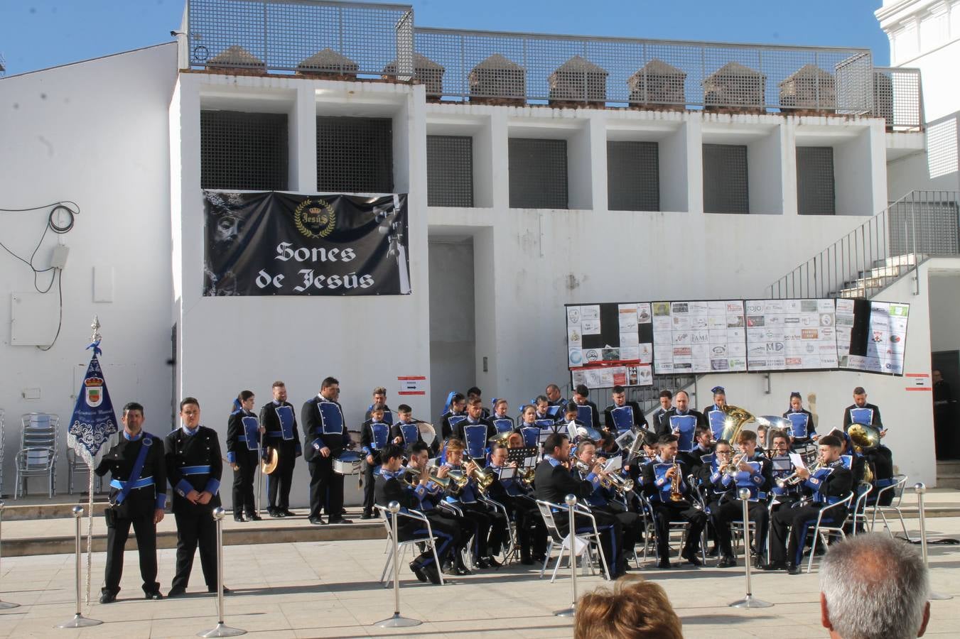 La fortaleza templaria de Jerez de los Caballeros acogió una nueeva edición del Certamen de Bandas Sones de Jesús, organizado por la Agrupación Musical Nuestro Padre Jesús Nazareno, con un carácter especial en este año 2019 en el que celebra el 30º aniversario de su creación.Hubo palabras de agradecimiento y aplausos para todas las bandas participantes:La Agrupación Musical Santa Ana, de Valle de Santa Ana; la Agrupación Musical 'Maestro Sousa' de la OJE de Jerez de los Caballeros, la Banda de Cornetas y Tambores 'Nuestra Señora del Rosario, de esta misma ciudad; la Agrupación Musical de Oliva de Mérida; La Banda de Cornetas y Tambores 'Nuestro Padre Jesús Nazareno' de Zafra, la Banda de Cornetas y Tambores 'Estrella' de Los Santos de Maimona, la Banda de Cornetas y Tambores 'Virgen del Pilar' de Villafranca de los Barros, la Banda de Cornetas y Tambores 'Resucitado' de Badajoz y la propia Agrupación Musical Nuestro Padre Jesús Nazareno de Jerez de los Caballeros, anfitriona de esta cita. Y también para colaboradores: empresas, Ayuntamiento, La Trouppe. Pese al calor de la jornada, el público disfrutó de este evento que tuvo como protagonista a los sonidos de la Semana Santa y tuvo además un fin benéfico.