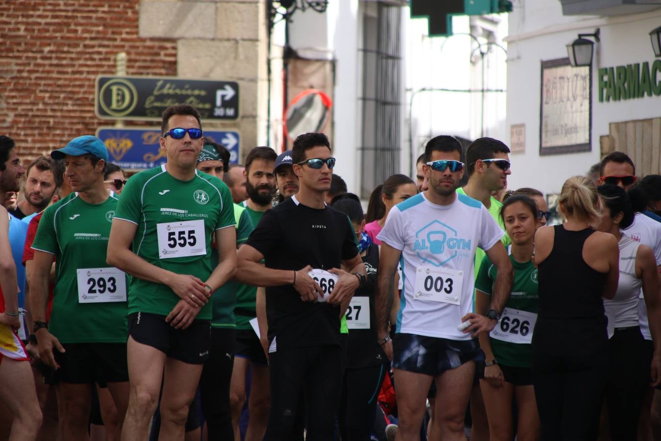 Jerez de los Caballeros celebró, ayer, la IX Carrera y Caminata Solidaria, organizada por la Junta de Cofradías de la Semana Santa Jerezana. La solidaridad y el deporte lograron recaudar 866 euros que irán destinados a Cáritas en Jerez.