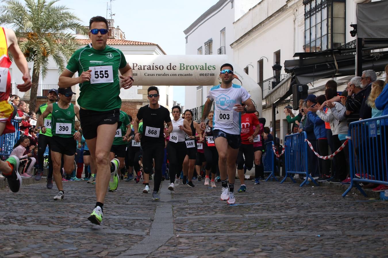 Jerez de los Caballeros celebró, ayer, la IX Carrera y Caminata Solidaria, organizada por la Junta de Cofradías de la Semana Santa Jerezana. La solidaridad y el deporte lograron recaudar 866 euros que irán destinados a Cáritas en Jerez.