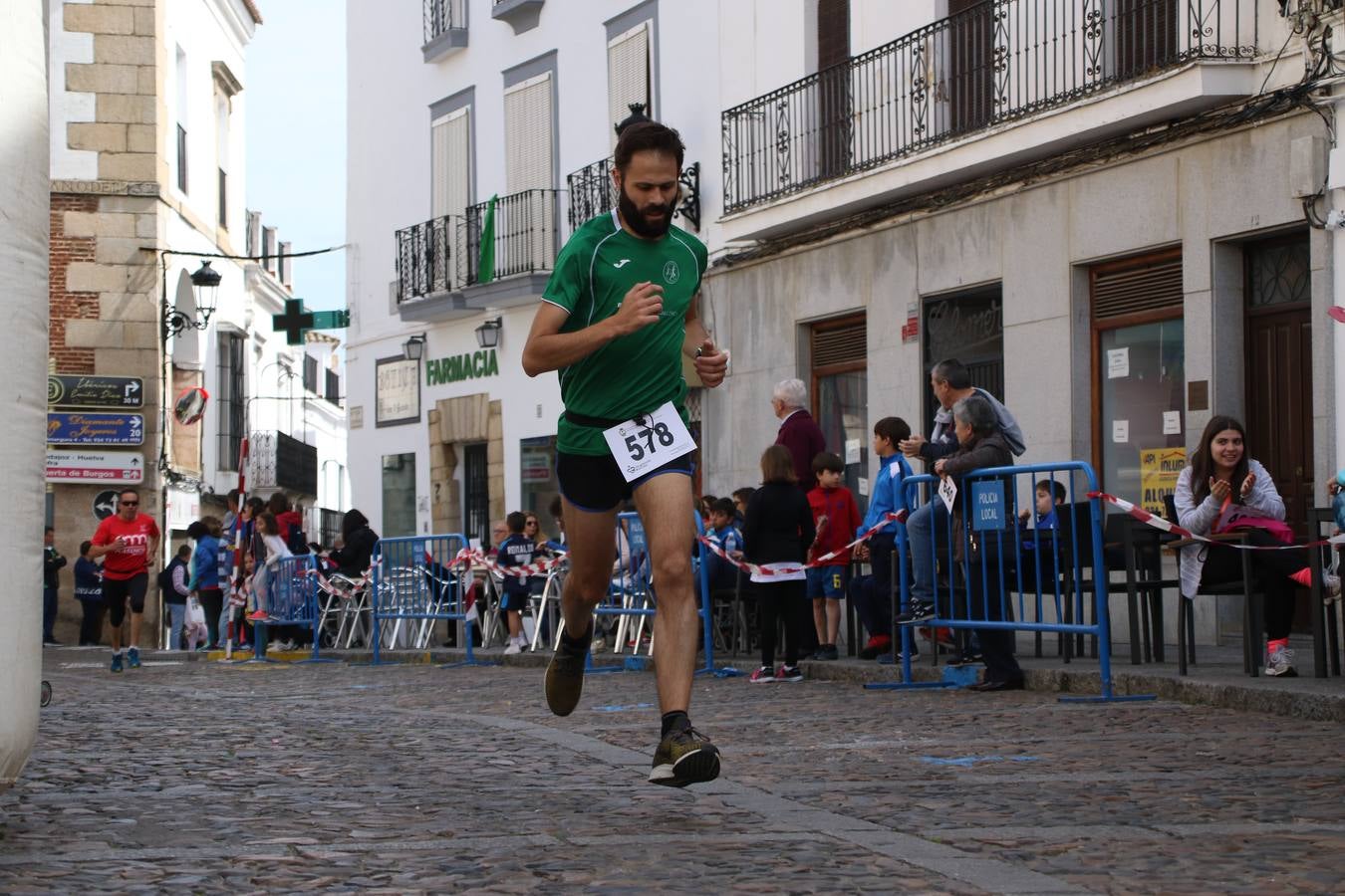 Jerez de los Caballeros celebró, ayer, la IX Carrera y Caminata Solidaria, organizada por la Junta de Cofradías de la Semana Santa Jerezana. La solidaridad y el deporte lograron recaudar 866 euros que irán destinados a Cáritas en Jerez.