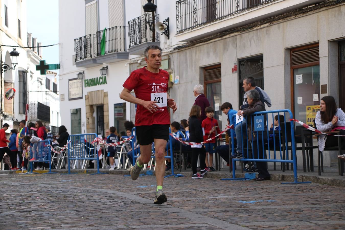 Jerez de los Caballeros celebró, ayer, la IX Carrera y Caminata Solidaria, organizada por la Junta de Cofradías de la Semana Santa Jerezana. La solidaridad y el deporte lograron recaudar 866 euros que irán destinados a Cáritas en Jerez.