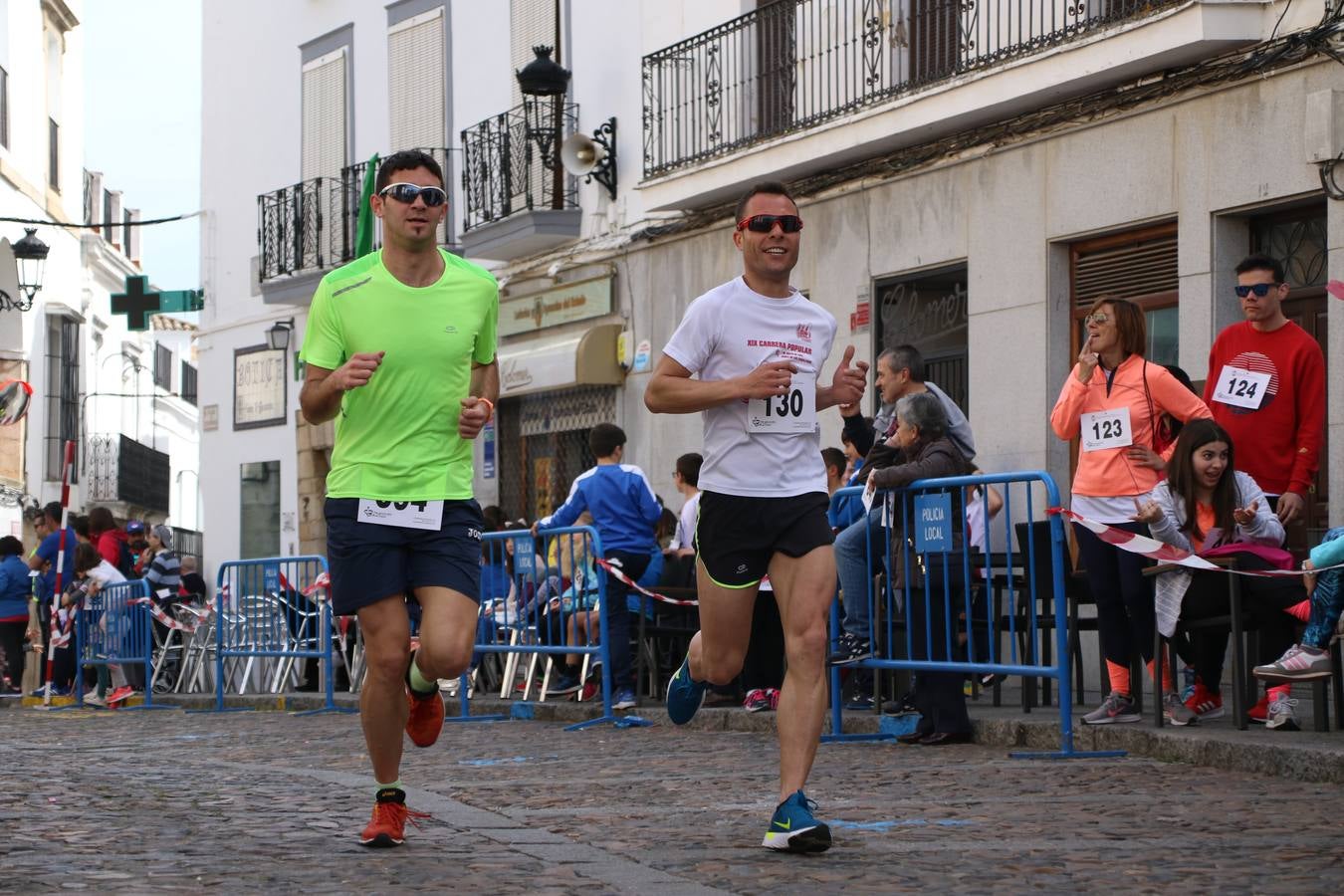 Jerez de los Caballeros celebró, ayer, la IX Carrera y Caminata Solidaria, organizada por la Junta de Cofradías de la Semana Santa Jerezana. La solidaridad y el deporte lograron recaudar 866 euros que irán destinados a Cáritas en Jerez.