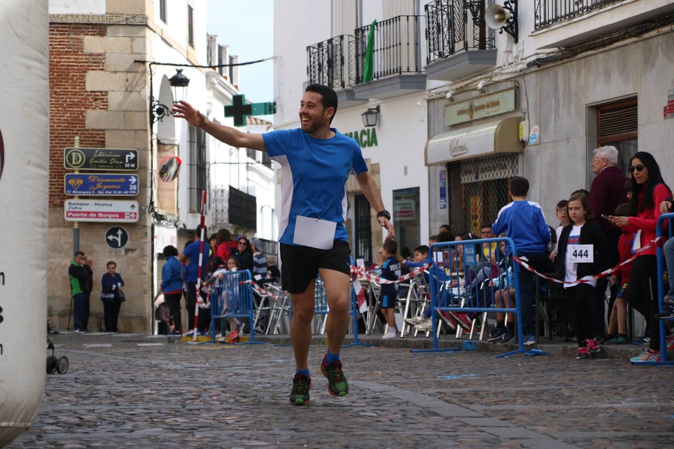 Jerez de los Caballeros celebró, ayer, la IX Carrera y Caminata Solidaria, organizada por la Junta de Cofradías de la Semana Santa Jerezana. La solidaridad y el deporte lograron recaudar 866 euros que irán destinados a Cáritas en Jerez.
