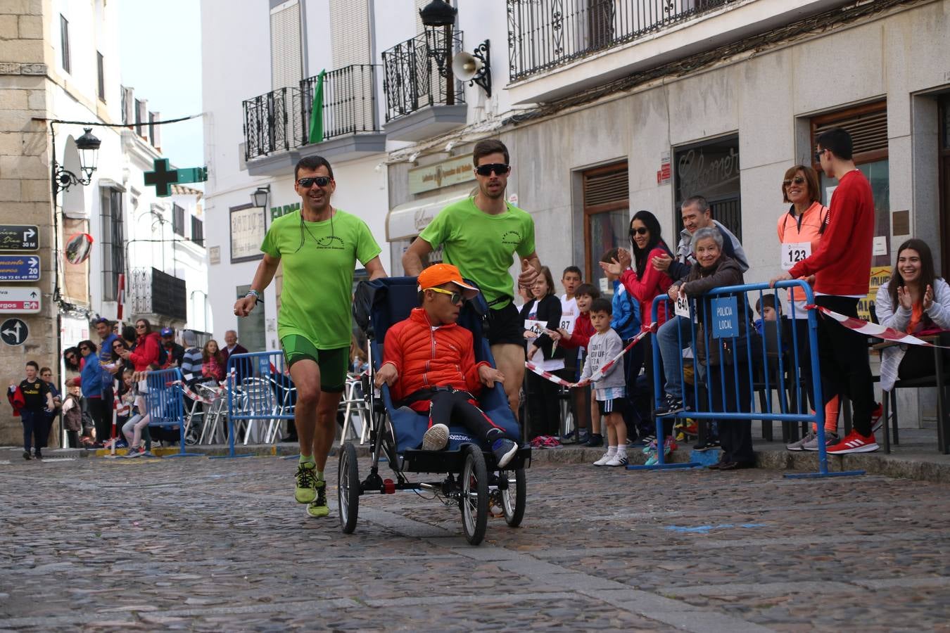 Jerez de los Caballeros celebró, ayer, la IX Carrera y Caminata Solidaria, organizada por la Junta de Cofradías de la Semana Santa Jerezana. La solidaridad y el deporte lograron recaudar 866 euros que irán destinados a Cáritas en Jerez.