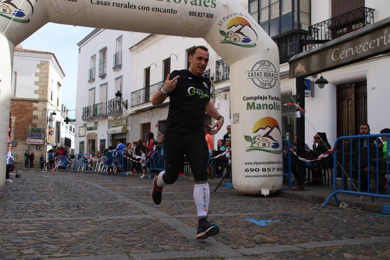 Jerez de los Caballeros celebró, ayer, la IX Carrera y Caminata Solidaria, organizada por la Junta de Cofradías de la Semana Santa Jerezana. La solidaridad y el deporte lograron recaudar 866 euros que irán destinados a Cáritas en Jerez.