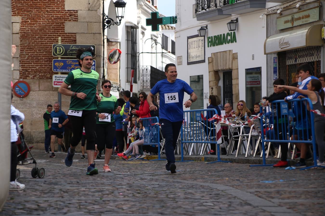 Jerez de los Caballeros celebró, ayer, la IX Carrera y Caminata Solidaria, organizada por la Junta de Cofradías de la Semana Santa Jerezana. La solidaridad y el deporte lograron recaudar 866 euros que irán destinados a Cáritas en Jerez.