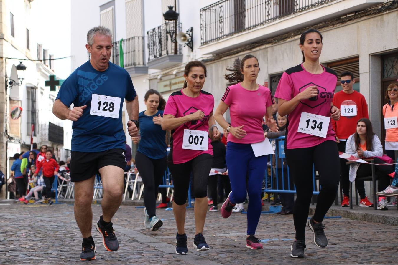 Jerez de los Caballeros celebró, ayer, la IX Carrera y Caminata Solidaria, organizada por la Junta de Cofradías de la Semana Santa Jerezana. La solidaridad y el deporte lograron recaudar 866 euros que irán destinados a Cáritas en Jerez.