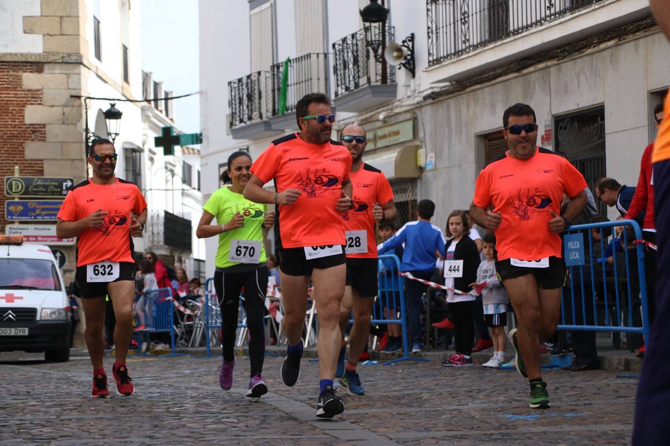 Jerez de los Caballeros celebró, ayer, la IX Carrera y Caminata Solidaria, organizada por la Junta de Cofradías de la Semana Santa Jerezana. La solidaridad y el deporte lograron recaudar 866 euros que irán destinados a Cáritas en Jerez.