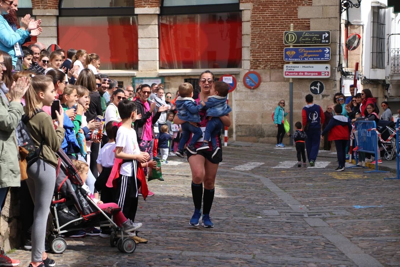 Jerez de los Caballeros celebró, ayer, la IX Carrera y Caminata Solidaria, organizada por la Junta de Cofradías de la Semana Santa Jerezana. La solidaridad y el deporte lograron recaudar 866 euros que irán destinados a Cáritas en Jerez.