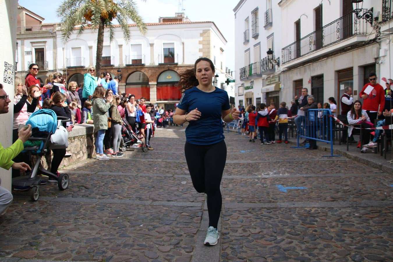 Jerez de los Caballeros celebró, ayer, la IX Carrera y Caminata Solidaria, organizada por la Junta de Cofradías de la Semana Santa Jerezana. La solidaridad y el deporte lograron recaudar 866 euros que irán destinados a Cáritas en Jerez.