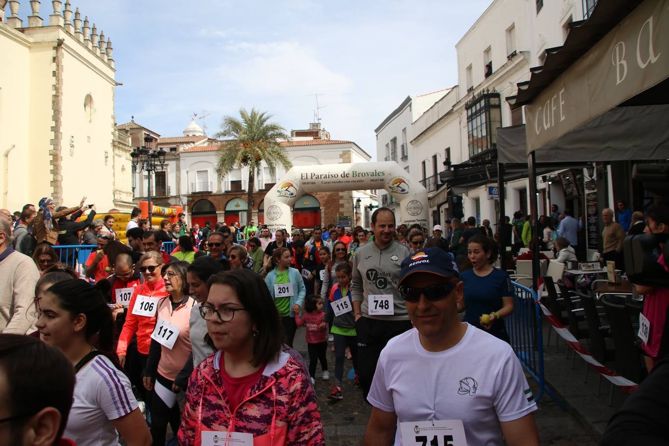 Jerez de los Caballeros celebró, ayer, la IX Carrera y Caminata Solidaria, organizada por la Junta de Cofradías de la Semana Santa Jerezana. La solidaridad y el deporte lograron recaudar 866 euros que irán destinados a Cáritas en Jerez.