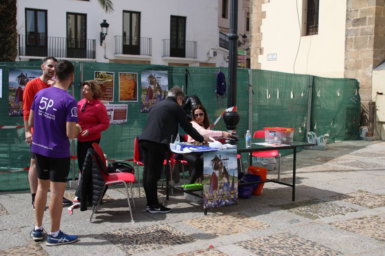 Jerez de los Caballeros celebró, ayer, la IX Carrera y Caminata Solidaria, organizada por la Junta de Cofradías de la Semana Santa Jerezana. La solidaridad y el deporte lograron recaudar 866 euros que irán destinados a Cáritas en Jerez.