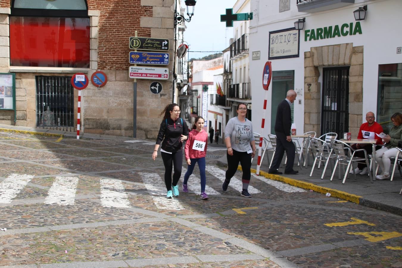 Jerez de los Caballeros celebró, ayer, la IX Carrera y Caminata Solidaria, organizada por la Junta de Cofradías de la Semana Santa Jerezana. La solidaridad y el deporte lograron recaudar 866 euros que irán destinados a Cáritas en Jerez.
