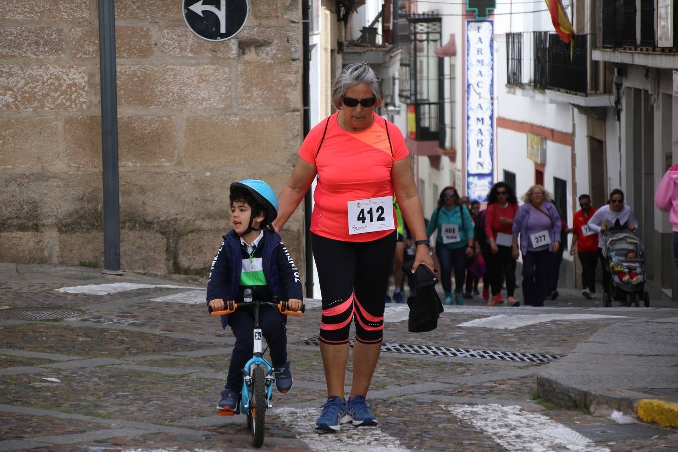 Jerez de los Caballeros celebró, ayer, la IX Carrera y Caminata Solidaria, organizada por la Junta de Cofradías de la Semana Santa Jerezana. La solidaridad y el deporte lograron recaudar 866 euros que irán destinados a Cáritas en Jerez.