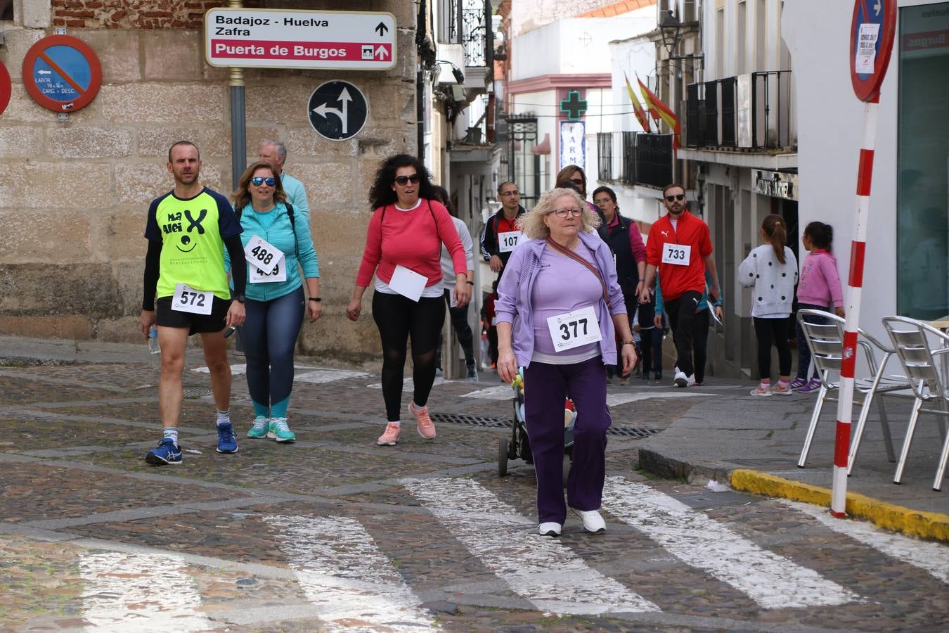 Jerez de los Caballeros celebró, ayer, la IX Carrera y Caminata Solidaria, organizada por la Junta de Cofradías de la Semana Santa Jerezana. La solidaridad y el deporte lograron recaudar 866 euros que irán destinados a Cáritas en Jerez.