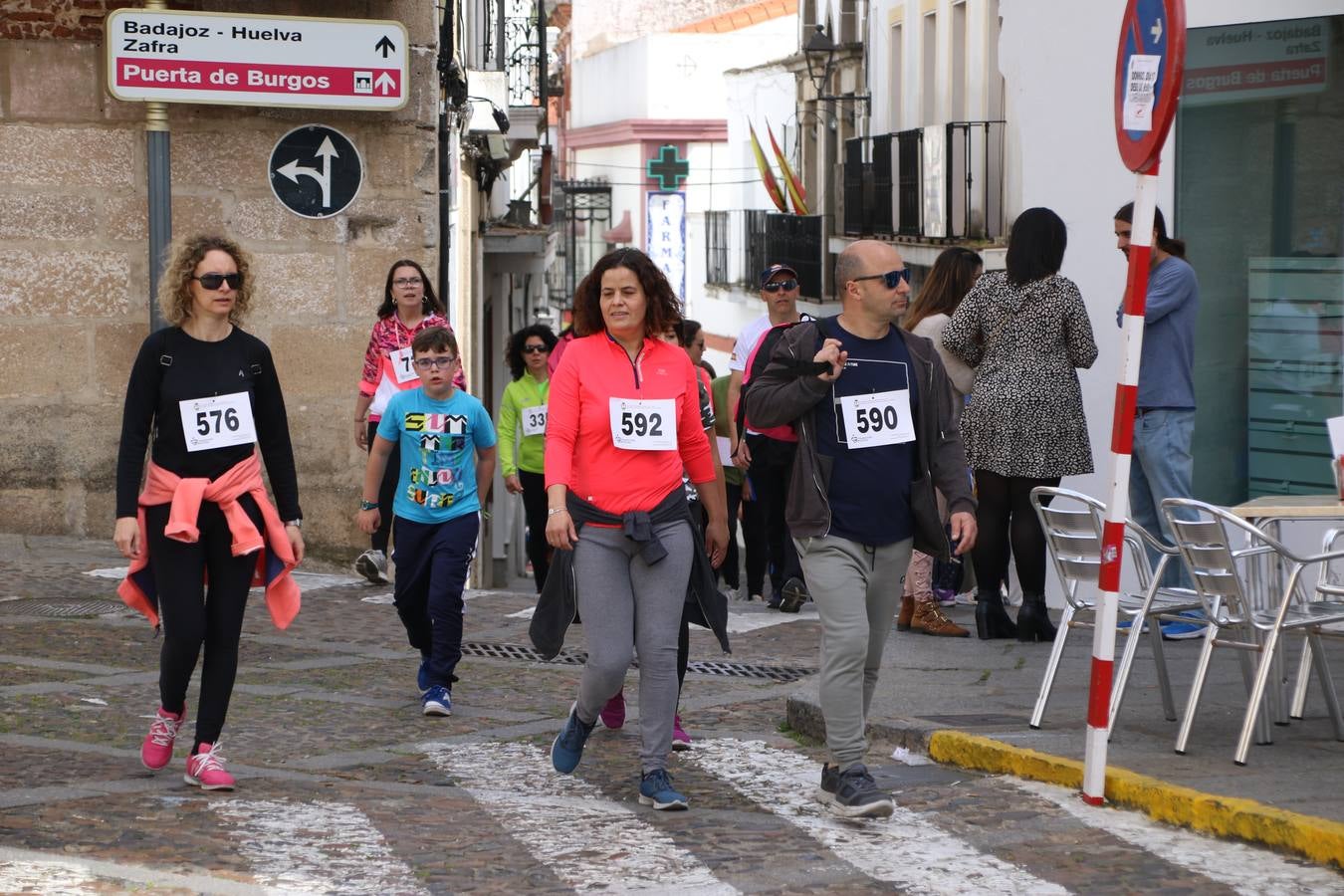 Jerez de los Caballeros celebró, ayer, la IX Carrera y Caminata Solidaria, organizada por la Junta de Cofradías de la Semana Santa Jerezana. La solidaridad y el deporte lograron recaudar 866 euros que irán destinados a Cáritas en Jerez.