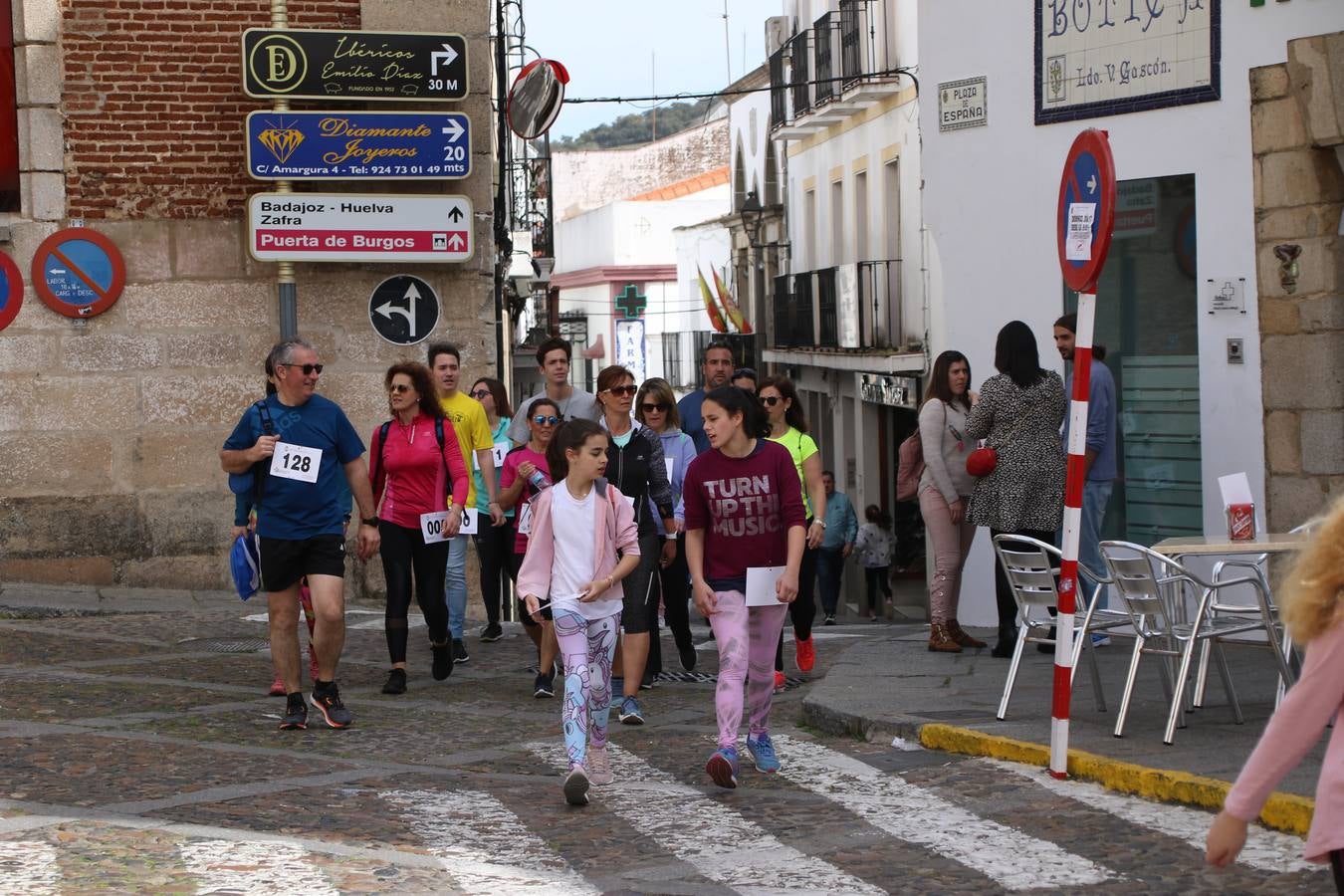 Jerez de los Caballeros celebró, ayer, la IX Carrera y Caminata Solidaria, organizada por la Junta de Cofradías de la Semana Santa Jerezana. La solidaridad y el deporte lograron recaudar 866 euros que irán destinados a Cáritas en Jerez.