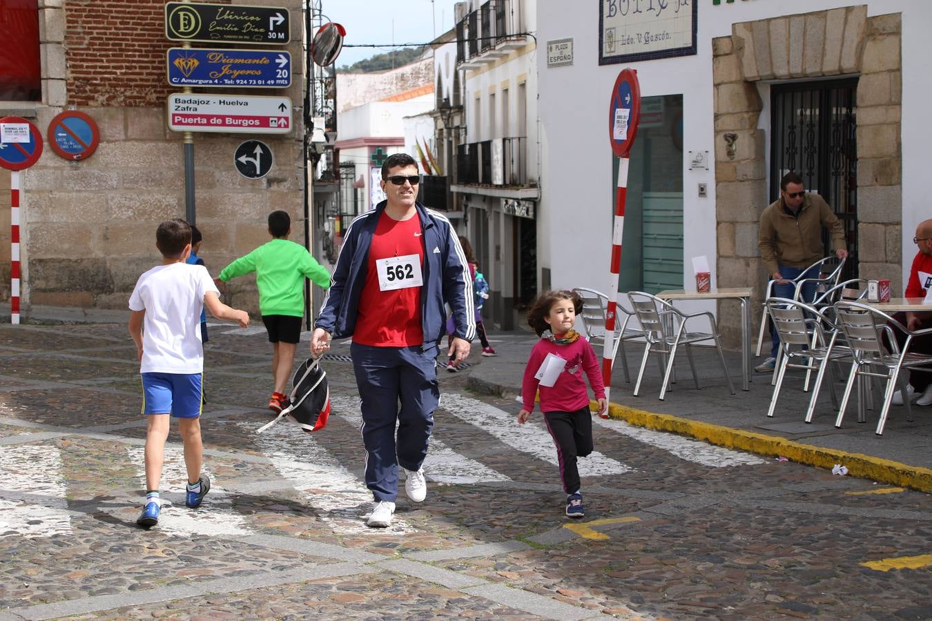 Jerez de los Caballeros celebró, ayer, la IX Carrera y Caminata Solidaria, organizada por la Junta de Cofradías de la Semana Santa Jerezana. La solidaridad y el deporte lograron recaudar 866 euros que irán destinados a Cáritas en Jerez.