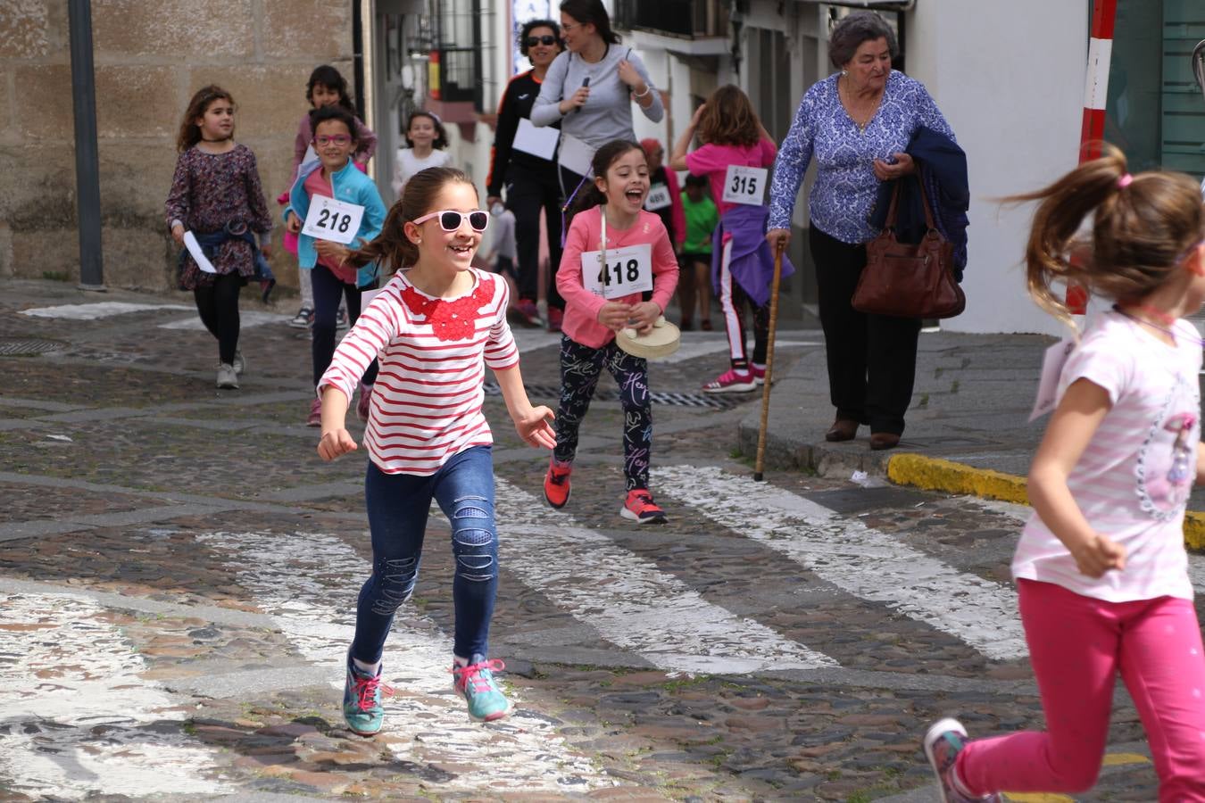 Jerez de los Caballeros celebró, ayer, la IX Carrera y Caminata Solidaria, organizada por la Junta de Cofradías de la Semana Santa Jerezana. La solidaridad y el deporte lograron recaudar 866 euros que irán destinados a Cáritas en Jerez.