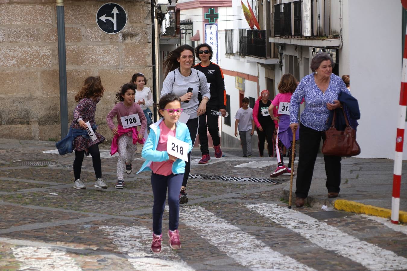 Jerez de los Caballeros celebró, ayer, la IX Carrera y Caminata Solidaria, organizada por la Junta de Cofradías de la Semana Santa Jerezana. La solidaridad y el deporte lograron recaudar 866 euros que irán destinados a Cáritas en Jerez.