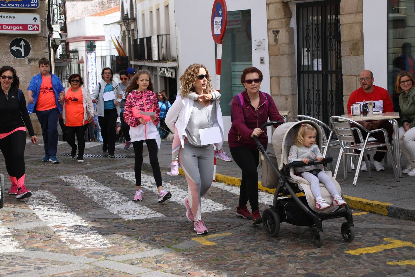 Jerez de los Caballeros celebró, ayer, la IX Carrera y Caminata Solidaria, organizada por la Junta de Cofradías de la Semana Santa Jerezana. La solidaridad y el deporte lograron recaudar 866 euros que irán destinados a Cáritas en Jerez.