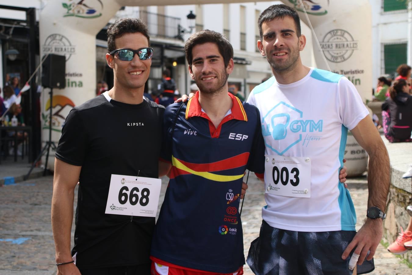 Jerez de los Caballeros celebró, ayer, la IX Carrera y Caminata Solidaria, organizada por la Junta de Cofradías de la Semana Santa Jerezana. La solidaridad y el deporte lograron recaudar 866 euros que irán destinados a Cáritas en Jerez.