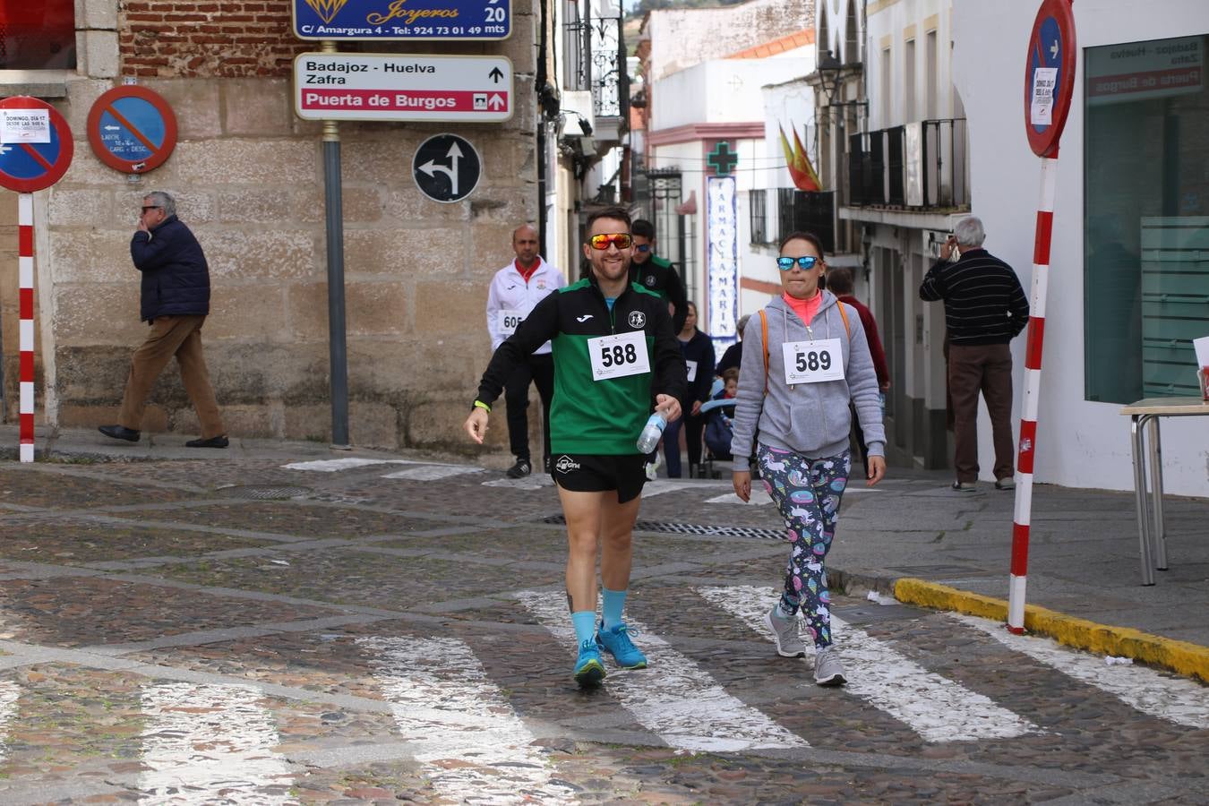Jerez de los Caballeros celebró, ayer, la IX Carrera y Caminata Solidaria, organizada por la Junta de Cofradías de la Semana Santa Jerezana. La solidaridad y el deporte lograron recaudar 866 euros que irán destinados a Cáritas en Jerez.