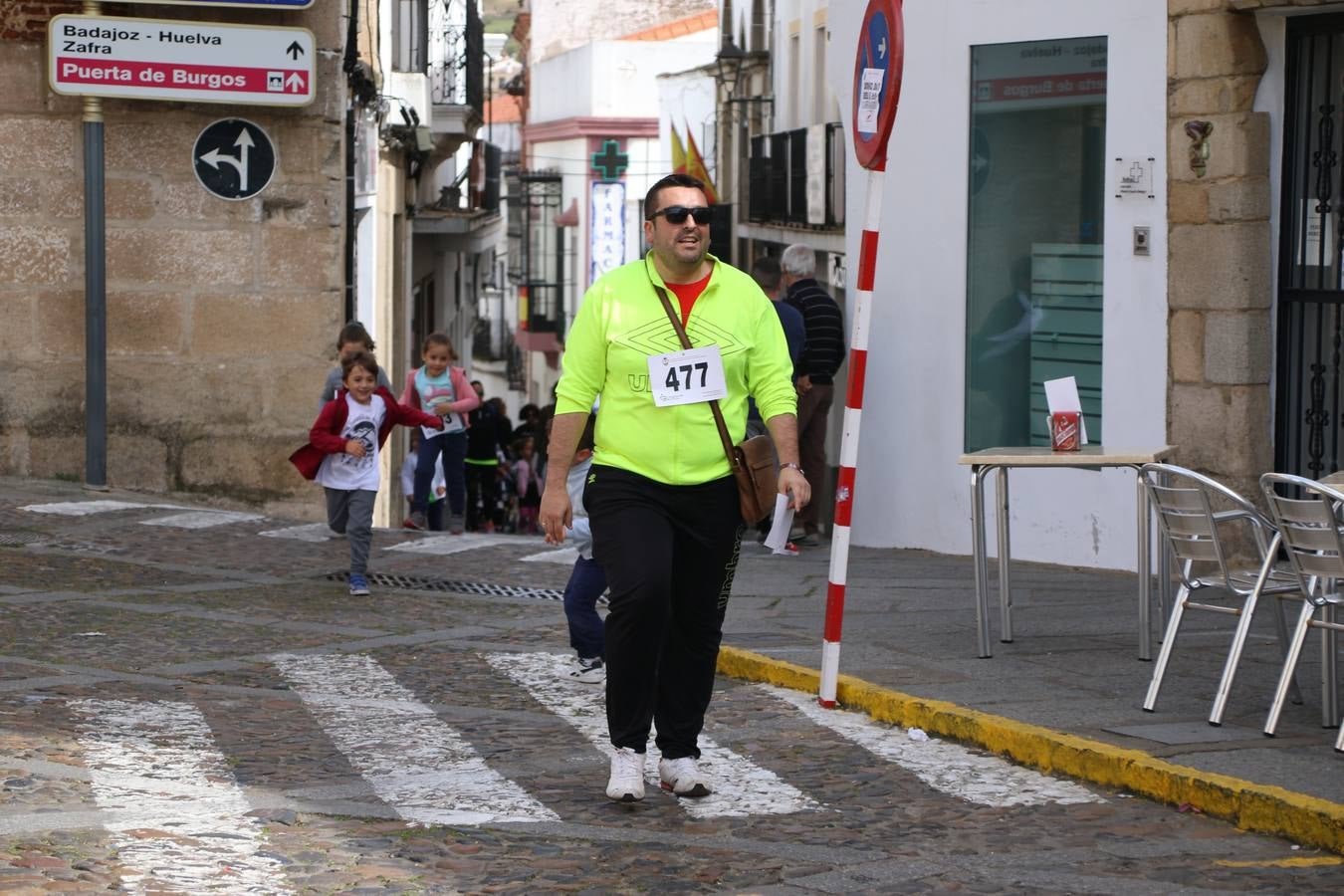 Jerez de los Caballeros celebró, ayer, la IX Carrera y Caminata Solidaria, organizada por la Junta de Cofradías de la Semana Santa Jerezana. La solidaridad y el deporte lograron recaudar 866 euros que irán destinados a Cáritas en Jerez.