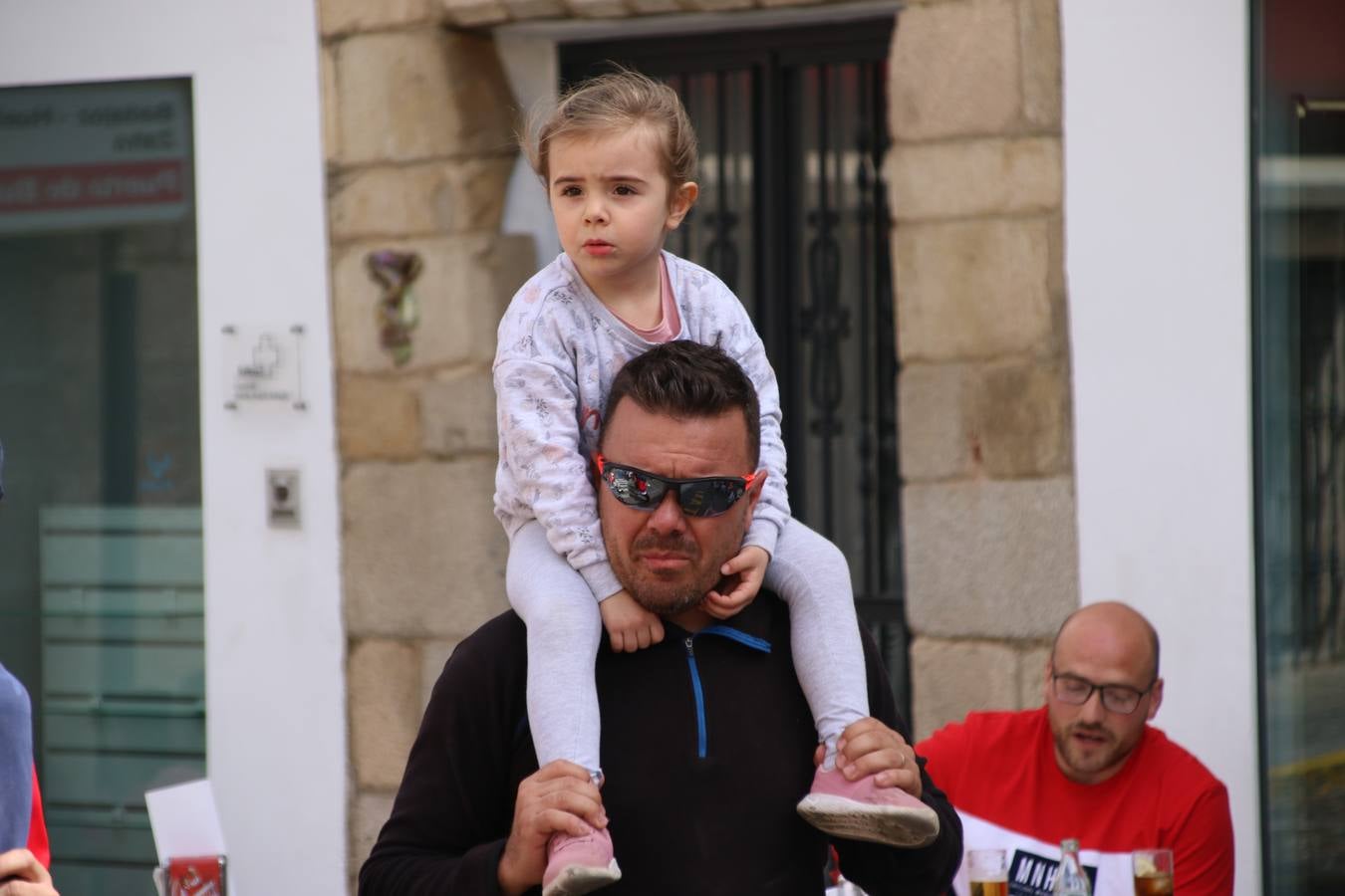 Jerez de los Caballeros celebró, ayer, la IX Carrera y Caminata Solidaria, organizada por la Junta de Cofradías de la Semana Santa Jerezana. La solidaridad y el deporte lograron recaudar 866 euros que irán destinados a Cáritas en Jerez.