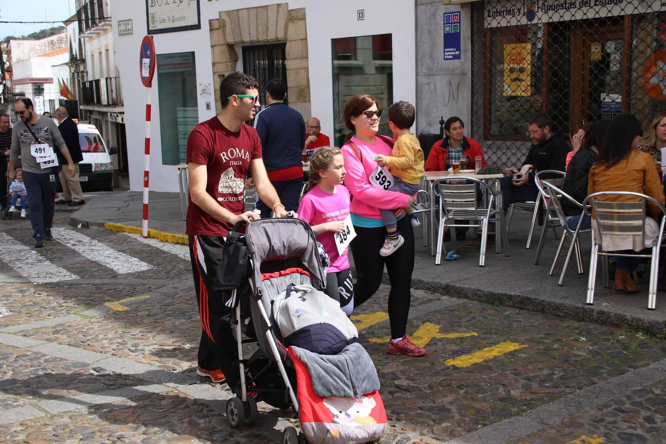 Jerez de los Caballeros celebró, ayer, la IX Carrera y Caminata Solidaria, organizada por la Junta de Cofradías de la Semana Santa Jerezana. La solidaridad y el deporte lograron recaudar 866 euros que irán destinados a Cáritas en Jerez.