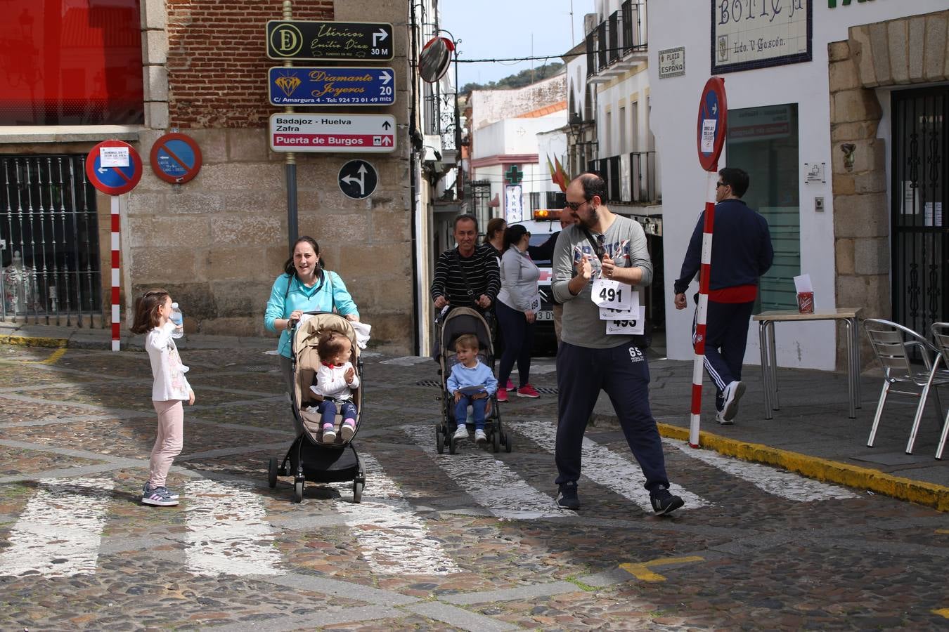Jerez de los Caballeros celebró, ayer, la IX Carrera y Caminata Solidaria, organizada por la Junta de Cofradías de la Semana Santa Jerezana. La solidaridad y el deporte lograron recaudar 866 euros que irán destinados a Cáritas en Jerez.
