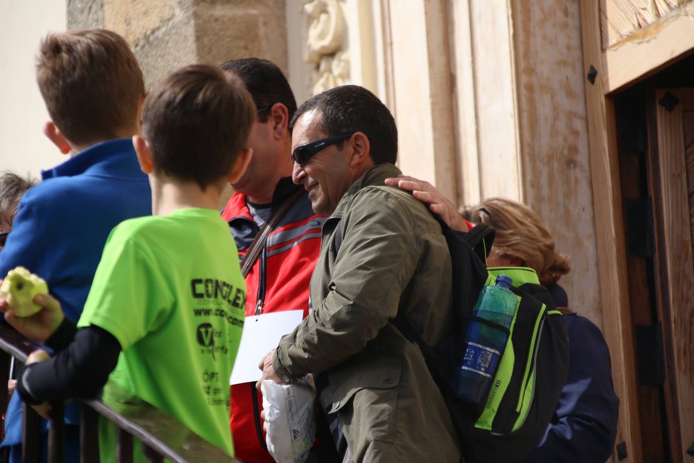 Jerez de los Caballeros celebró, ayer, la IX Carrera y Caminata Solidaria, organizada por la Junta de Cofradías de la Semana Santa Jerezana. La solidaridad y el deporte lograron recaudar 866 euros que irán destinados a Cáritas en Jerez.