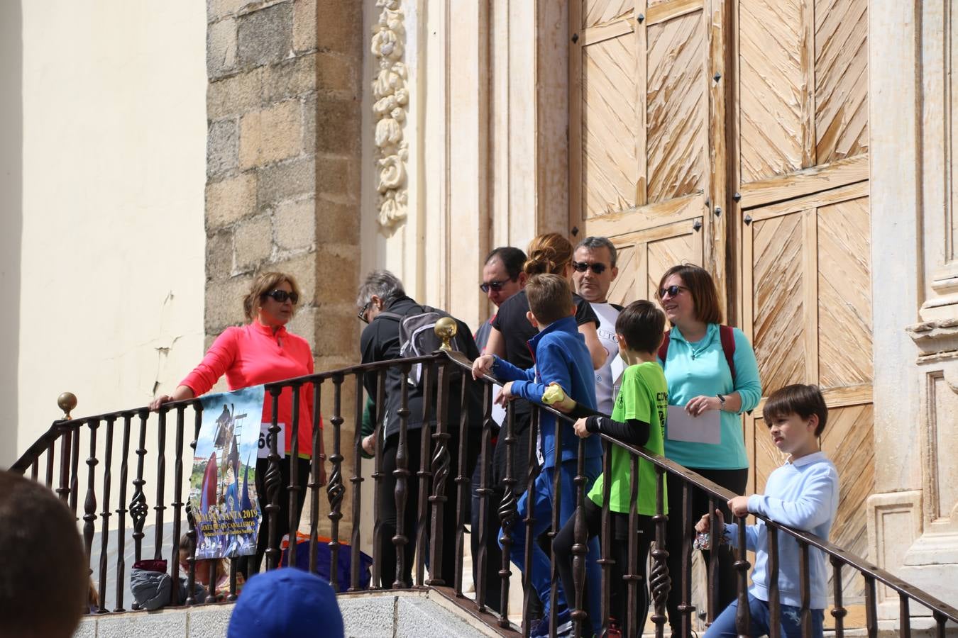 Jerez de los Caballeros celebró, ayer, la IX Carrera y Caminata Solidaria, organizada por la Junta de Cofradías de la Semana Santa Jerezana. La solidaridad y el deporte lograron recaudar 866 euros que irán destinados a Cáritas en Jerez.