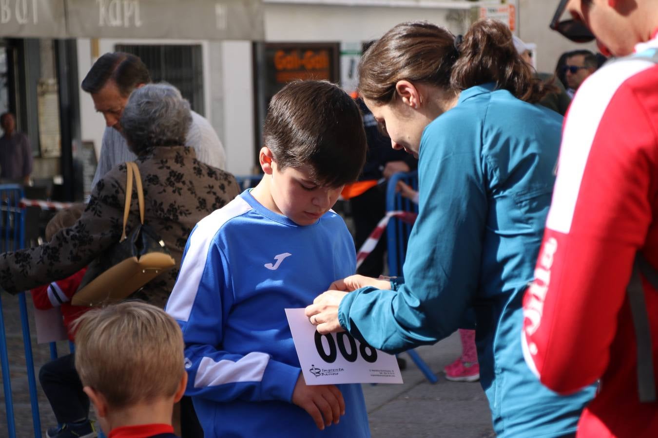 Jerez de los Caballeros celebró, ayer, la IX Carrera y Caminata Solidaria, organizada por la Junta de Cofradías de la Semana Santa Jerezana. La solidaridad y el deporte lograron recaudar 866 euros que irán destinados a Cáritas en Jerez.