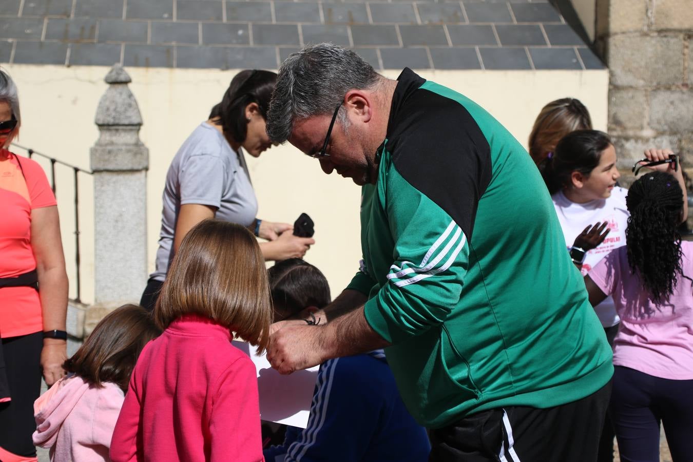 Jerez de los Caballeros celebró, ayer, la IX Carrera y Caminata Solidaria, organizada por la Junta de Cofradías de la Semana Santa Jerezana. La solidaridad y el deporte lograron recaudar 866 euros que irán destinados a Cáritas en Jerez.