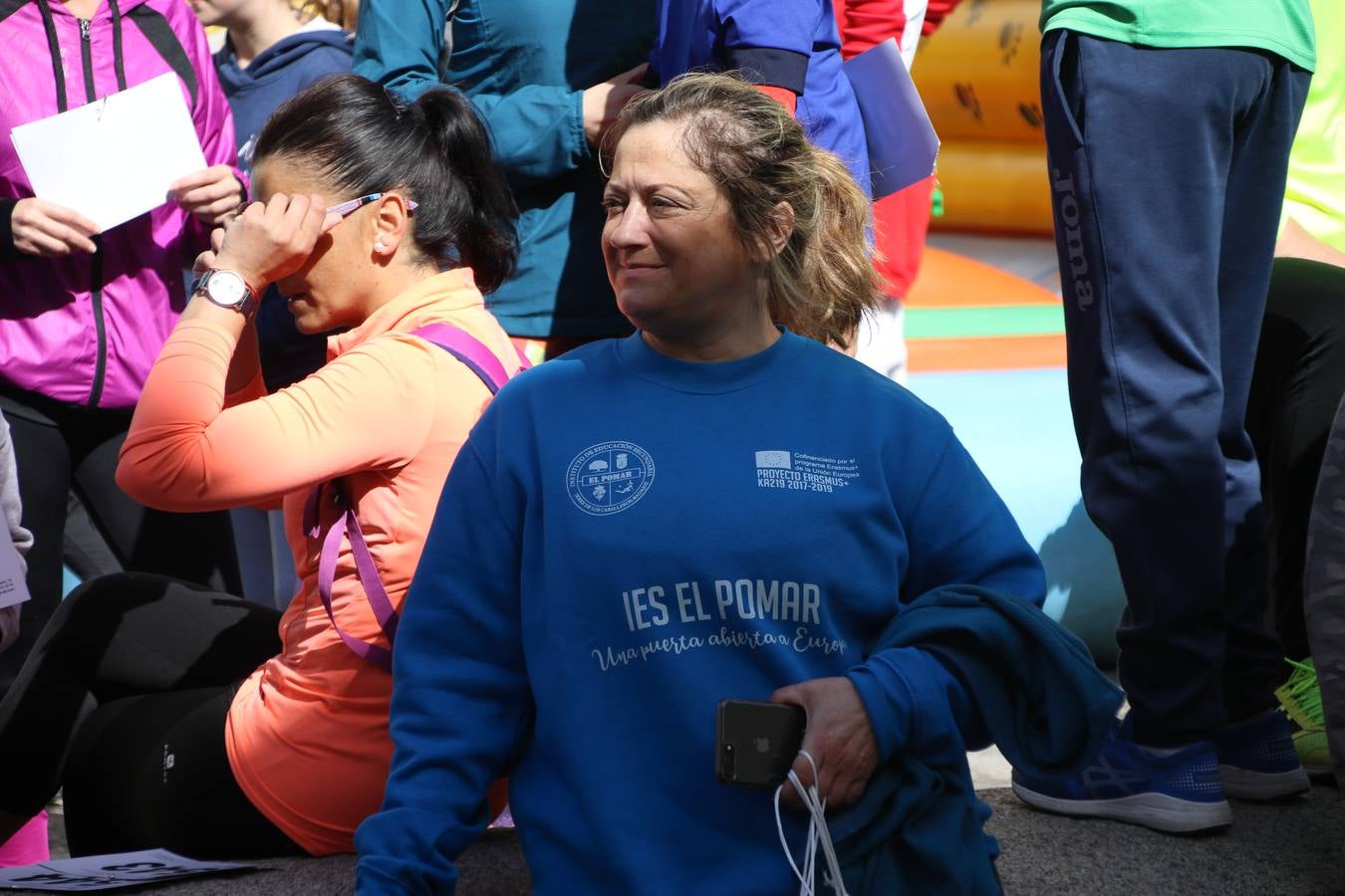 Jerez de los Caballeros celebró, ayer, la IX Carrera y Caminata Solidaria, organizada por la Junta de Cofradías de la Semana Santa Jerezana. La solidaridad y el deporte lograron recaudar 866 euros que irán destinados a Cáritas en Jerez.