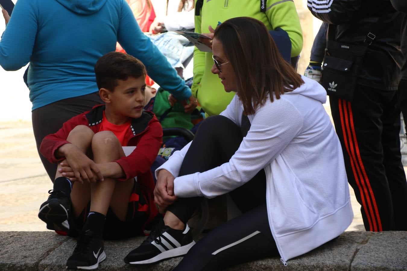 Jerez de los Caballeros celebró, ayer, la IX Carrera y Caminata Solidaria, organizada por la Junta de Cofradías de la Semana Santa Jerezana. La solidaridad y el deporte lograron recaudar 866 euros que irán destinados a Cáritas en Jerez.